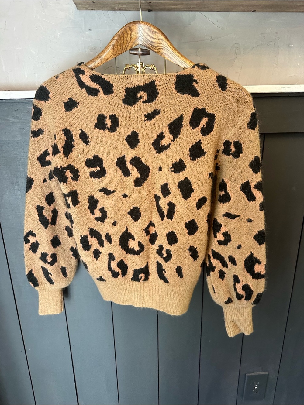 Guess Cheetah Leopard Print V Neck Fuzzy Sweater, Sz XS - Picture 4 of 13